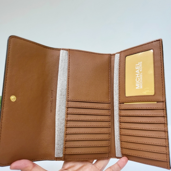 🔥SOLD🔥🌺Michael Kors🌺 WALSH MD Multifunction Tote & Wallet👜 - Picture 14 of 17